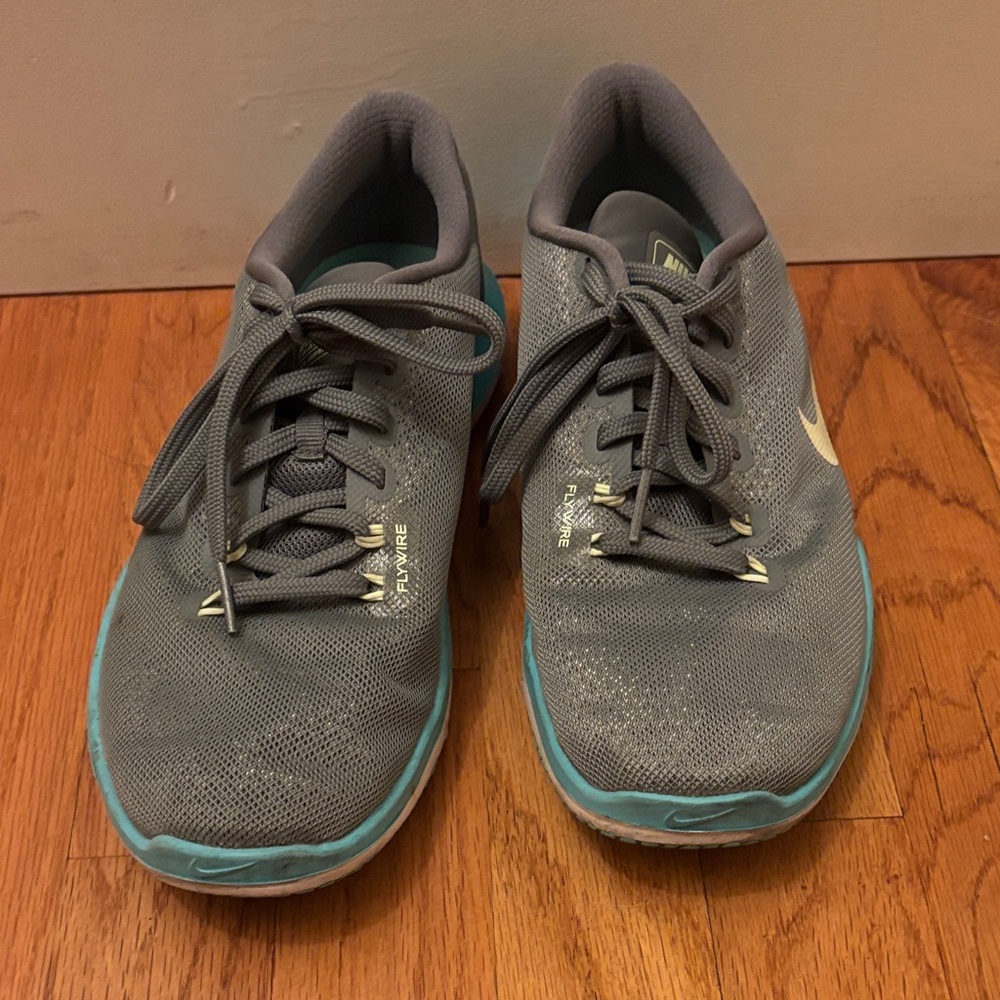 Women's Nike Shoes (Women’s 8)